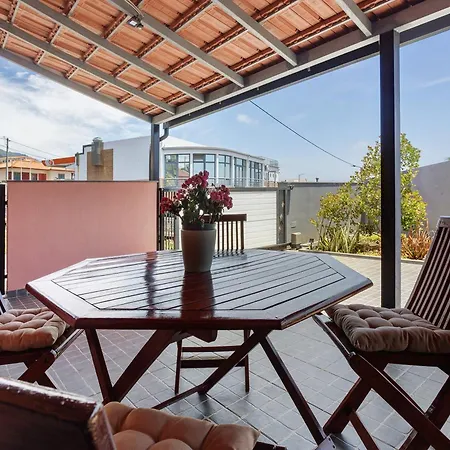 The Cozy Pink House Canhas